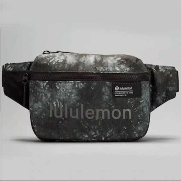 ❤️ Lululemon Clean Lines Belt Bag Lululemon Graphic Black Grey NWOT - Picture 2 of 13